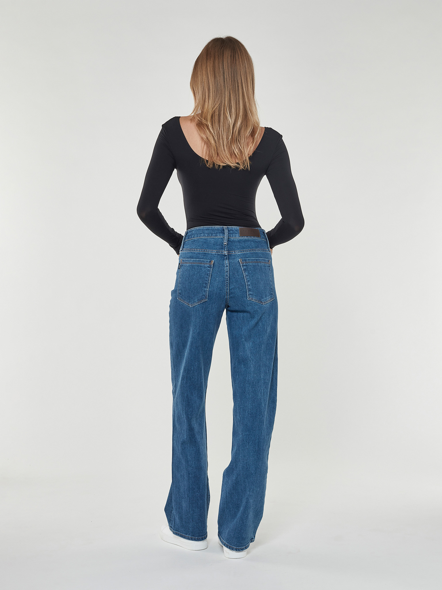 STUDIO ITEM Relaxed Straight in Pacific