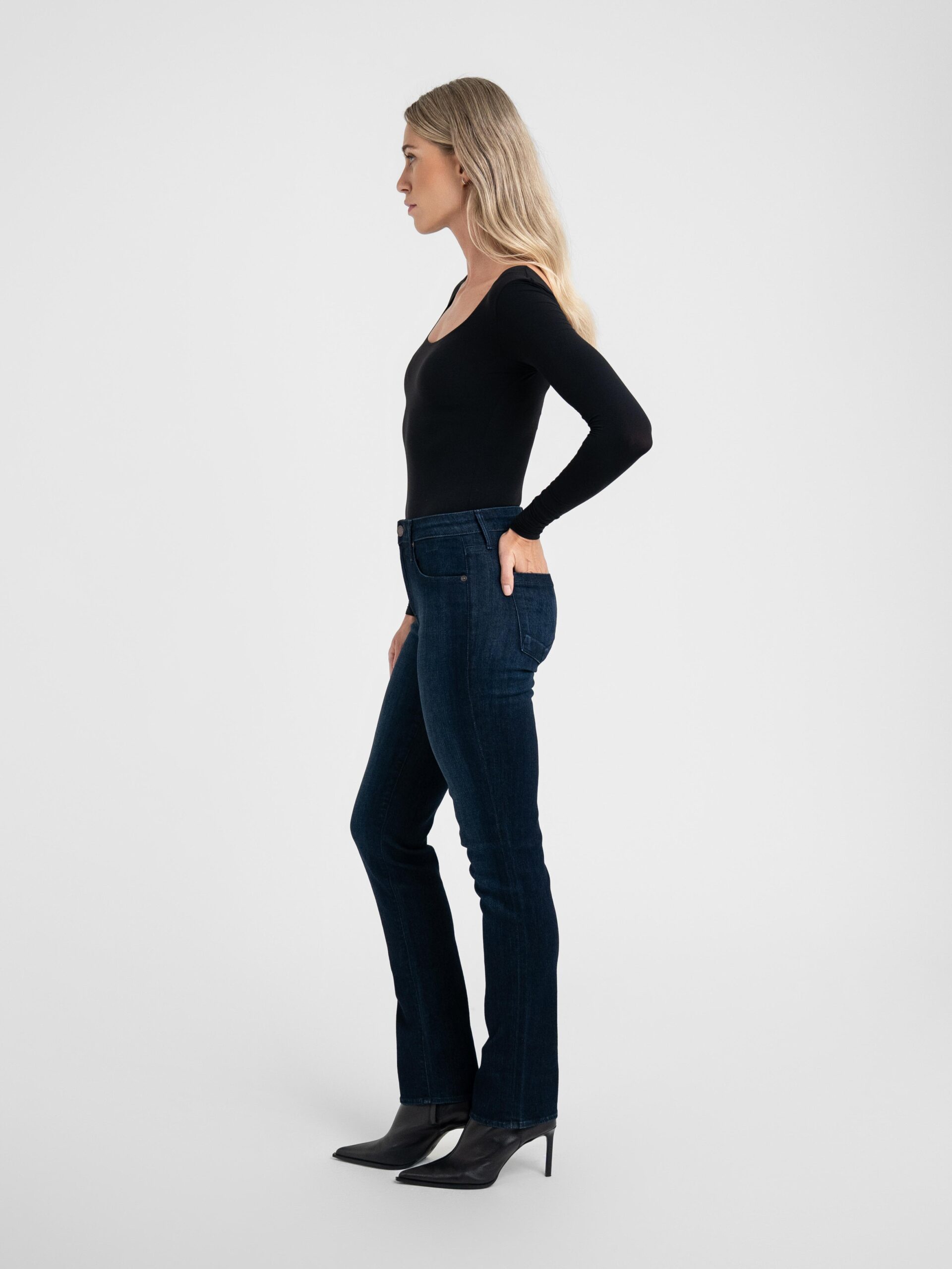Bombshell Runaround Sue Dark Shale